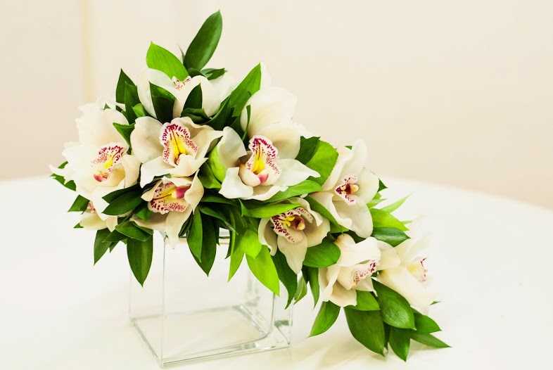 Ramo de orquídeas con verdes decorativos