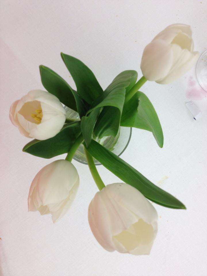 Centro de mesa de tulipanes sencillo y elegante