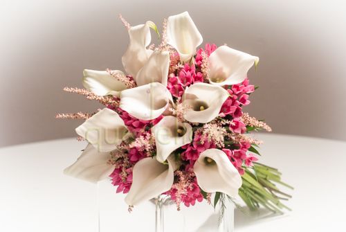 Bouquet de calas y flor de cera