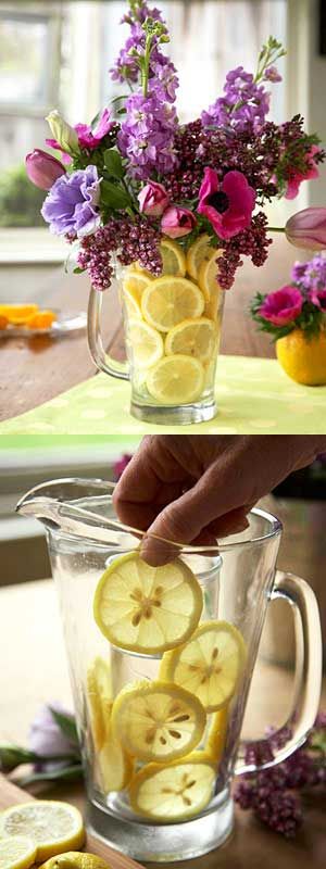 Jarra rellena de rodajas de limón