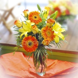 jarron-con-flores-naranjas-amarillas
