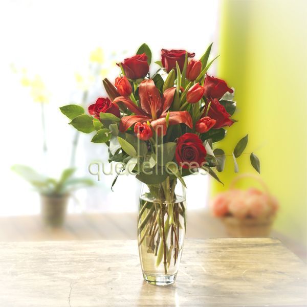 jarrón con tulipanes, rosas y lilium 