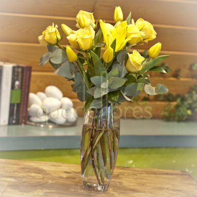  jarrón con tulipanes, rosas y lilium amarillos
