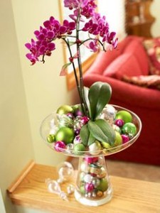 orquídeas con bolas de navidad
