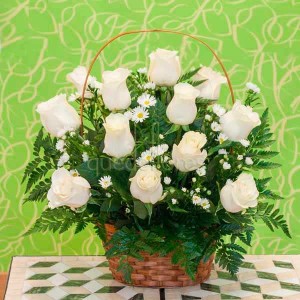 cesta de rosas blancas