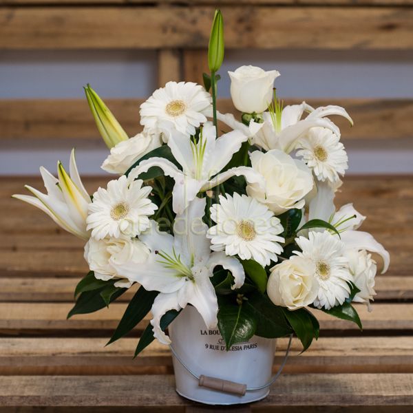Cubo con flores blancas