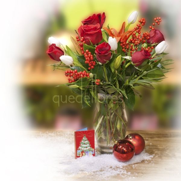 jarrón con tulipanes y rosas